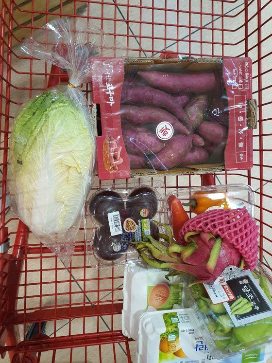 10일 서울 중구의 한 대형마트를 찾은 이정아(54) 씨의 장바구니. 1봉에 3000원 초반이던 알배기는 3500원 가까이 됐다. 긴 장마 탓에 당도가 걱정돼 과일은 일부러 수입 과일만 골랐다. 추인영 기자