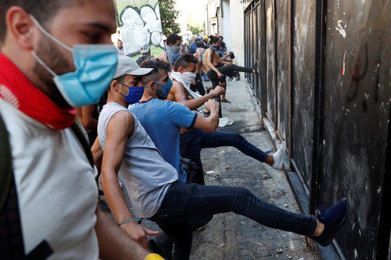 10일 반정부 시위대가 장벽을 부수려고 하고 있다. [로이터=연합뉴스]