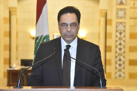 하산 디아브 총리가 10일 대국민 연설을 통해 내각 총사퇴를 발표하고 있다. [EPA=연합뉴스]