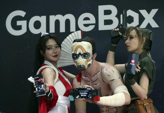 KT가 스마트폰에 PC, 콘솔게임 담은 구독형 스트리밍 게임 서비스 '게임박스'를 12일 출시했다. 게임 캐릭터로 분장한 모델들이 게임박스를 소개하고 있다. 김성룡 기자