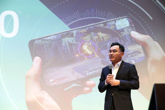 KT가 스마트폰에 PC, 콘솔게임 담은 구독형 스트리밍 게임 서비스 '게임박스'를 12일 출시했다. 권기재 KT 5G/GiGA사업본부 상무가 기자간담회를 진행하고 있다. 김성룡 기자