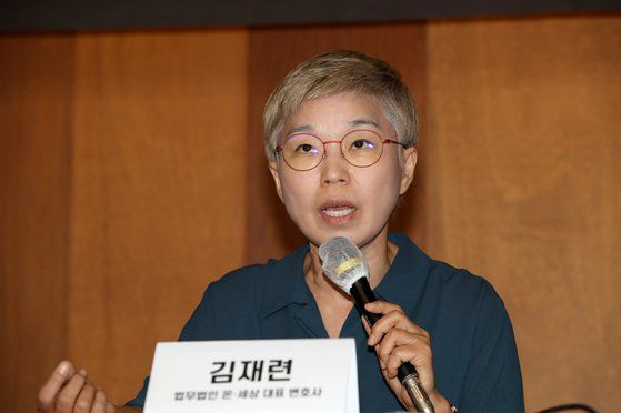 지난달 22일 오전 서울 중구 한 기자회견장에서 열린 '서울시장에 의한 위력 성폭력 사건 2차 기자회견'에서 김재련 법무법인 온-세상 대표변호사가 발언하고 있다. 김상선 기자