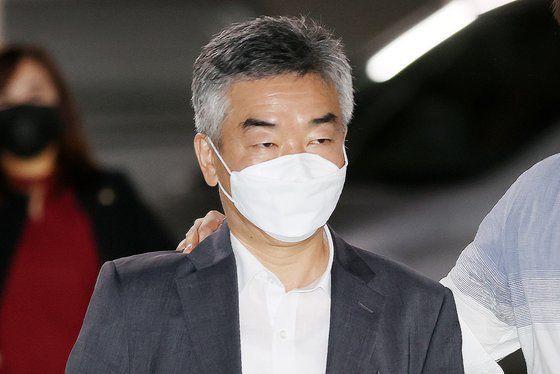 성추행 방조 혐의로 고발된 고(故) 박원순 전 서울시장의 비서실장을 지낸 김주명 서울시평생교육진흥원장이 13일 오전 서울지방경찰청에 조사를 받기 위해 출석하고 있다. 뉴스1