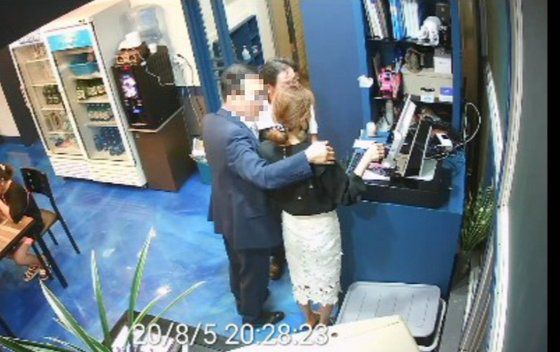 더불어민주당 소속 A 부산시의원이 지난 5일 식당 사장에게 불필요한 신체 접촉을 하는 장면이 폐쇄회로(CC)TV에 찍혔다. [사진 미래통합당 부산시당]