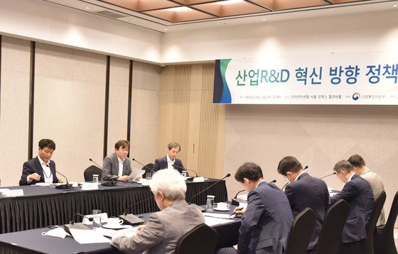 산업통상자원부가 13일 서울 삼성동 코엑스 인터컨티넨탈호텔에서 산업R&D혁신 정책 수립을 위한 토론회를 열었다. [연합뉴스]
