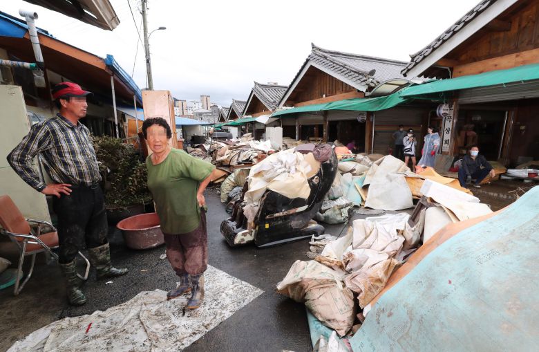 10일 오후 전남 구례군 구례읍 구례 5일 시장 침수 피해 현장에서 주민들이 망연자실한 표정으로 서 있다. 연합뉴스