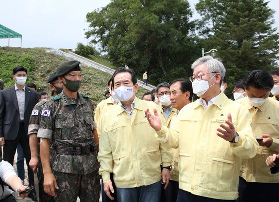 이재명 경기지사(오른쪽)가 지난달 18일 정세균 국무총리(오른쪽 둘째)와 함께 경기도 포천시 양돈밀집사육단지와 야생 멧돼지 차단 광역울타리 설치 현장을 방문해 아프리카돼지열병(ASF) 방역상황을 점검하고 있다. [경기도]