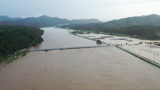 최근 용담댐 방류로 하류지역인 금산군 농경지가 물에 잠겼다. 중앙포토