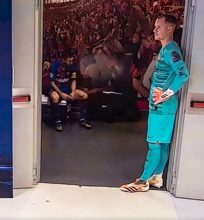 유럽 챔피언스리그 8강전 하프타임 때 암담한 표정으로 앉아있는 메시(왼쪽). 바르셀로나는 15일 바이에른 뮌헨에 2-8 굴욕적인 패배를 당했다. [사진 마르카 캡처]