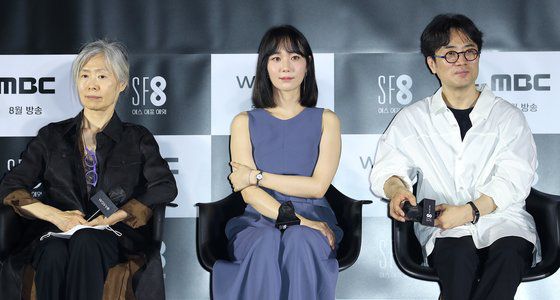 배우 예수정(왼쪽부터), 이유영, 민규동 감독이 지난달 8일 서울 용산구 CGV 용산아이파크몰에서 열린 영화 ‘SF8’ 제작보고회에 참석해 취재진 질문을 듣고 있다.  [뉴스1]