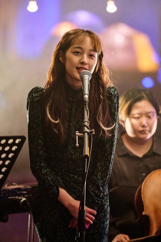 'SF8' 중 '우주인 조안'. 자신이 평생 100세 수명이 보장된 ‘C’인줄 알고 살아온 대학생 이오(최성은)는 갓난아기 때 자신의 항체주사에 착오가 있었단 걸 알게 되지만 대학 내 유일하게 항체주사를 맞지 못한 빈민층 ‘N' 출신의 조안(사진, 김보라)과 친해지면서 뜻밖의 자유로움을 느낀다.  [사진 웨이브, MBC]