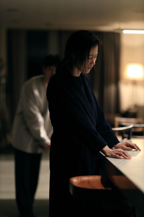 'SF8' 중 김의석 감독이 연출한 '인간증명'. 문소리가 사고를 당한 아들을 인공지능과 결합시킨 어머니를 연기했다. 이루카 작가의 법정 소설 『독립의 오단계』(허블)를 토대로 ‘간호중’과 또 다르게 ’인간과 인공지능이 일정비율로 섞이게 된다면 어디까지 사람으로 볼 수 있을까“란 질문을 던진다. [사진 웨이브·MBC]