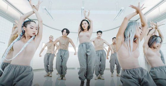 펑퍼짐한 트레이닝복 바지에 살색 보디슈트를 입은 화사의 '마리아' 뮤직비디오 장면. 사진 마리아 뮤비 캡처