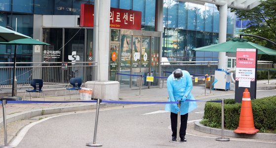 17일 서울의료원에서 코로나19 진료소 관계자가 바리케이드를 설치하고 있다. 연합뉴스