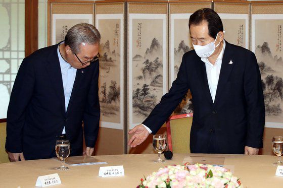 정세균 국무총리가 지난 7월 14일 서울 종로구 총리공관에서 열린 개신교 지도자들과의 오찬간담회에서 김태영 한국교회총연합 대표회장에게 자리를 권하고 있다. 뉴스1