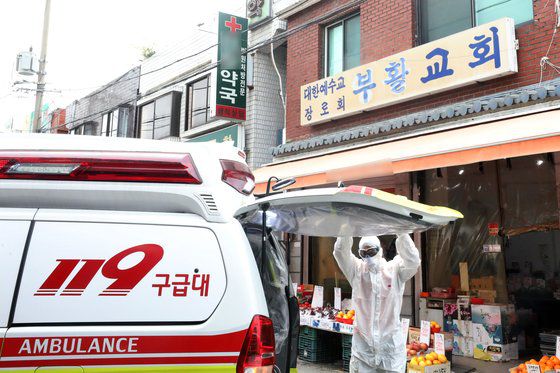 인천 개척교회 모임 관련 신종 코로나바이러스 감염증(코로나19) 확진자가 급속도로 불어나고 있는 가운데 지난 6월 2일 오후 서울 양천구 부활교회 앞에서 119 구급대 대원이 긴급이송 작업을 하고 있다.뉴스1