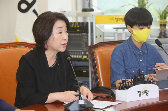 정의당 심상정 대표(왼쪽)가 18일 국회에서 열린 의원총회에서 발언하고 있다. 연합뉴스