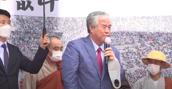 815 집회에서 ’저를 이 자리에 못 나오게 하려고 바이러스 균을 우리 교회에 부어버렸다“고 말하는 전광훈 사랑제일교회 목사. 유튜브 캡쳐