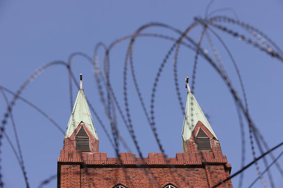 전광훈 사랑제일교회 담임목사가 신종 코로나바이러스 감염증(코로나19) 양성 판정을 받은 것으로 확인된 17일 오후 서울 성북구 사랑제일교회 사택 철조망 뒤로 교회가 보인다. 연합뉴스