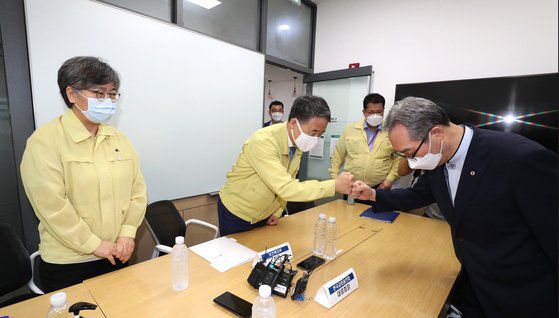 박능후 중앙재난안전대책본부 1차장(보건복지부 장관)이 18일 오후 충북 청주시 오송읍 오송역 스마트워크센터에서 김태영 한국교회총연합회 대표회장과 방역협조 간담회를 하며 주먹인사 하고 있다. 연합뉴스