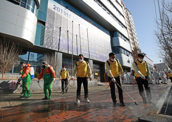 대구 남구특별방역단이 대구시 남구 대명동 신천지 대구교회 앞에서 신종 코로나바이러스 감염증(코로나19) 확산 방지를 위한 방역을 하고 있다.지난 3월 모습이다. 연합뉴스