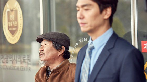 효정의 유일한 조력자인 동인(왼쪽) 역할은 주연 예수정과 65세 동갑내기 배우 기주봉이 맡았다. 동인은 그 자신도 가부장적으로 살아온 과거 탓에 아내와 사별 후 변호사가 된 아들(김태훈, 오른쪽)과도 살갑게 지내지 못한다. 효정을 돕는 과정에서 그는 서서히 자신의 삶에도 미처 깨닫지 못한 부분이 있었다는 걸 알게 된다. [사진 엣나인필름]