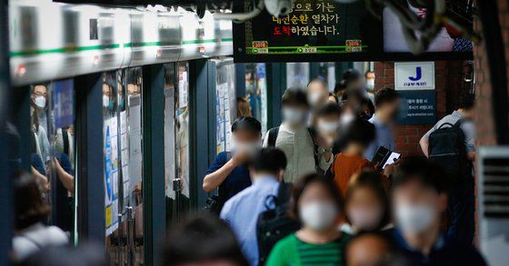 서울 중구 지하철 2호선 시청역 출근길 시민들. 기사 내용과 관련없는 사진. 연합뉴스