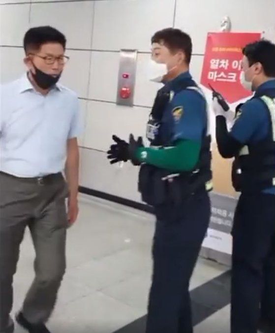 김문수 전 경기도지사가 지난 16일 서울 국회의사당역 안에서 경찰과 실랑이를 벌이고 있다. [사진 김문수 페이스북 캡처]