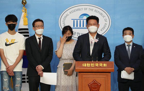 故 고유민 선수의 어머니가 20일 오전 서울 국회 소통관에서 기자회견을 열고 사망 의혹 관련 진상 규명을 촉구했다. 송영길 더불어민주당 의원이 발언하고 있다. 오종택 기자