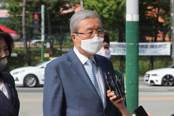 김종인 미래통합당 비상대책위원장이 21일 오후 충북 청주시 흥덕구 오송읍 질병관리본부를 방문 한 뒤 기자들의 질문에 답하고 있다. 김 위원장은 이날 정은경 본부장 등을 만났다. 뉴스1