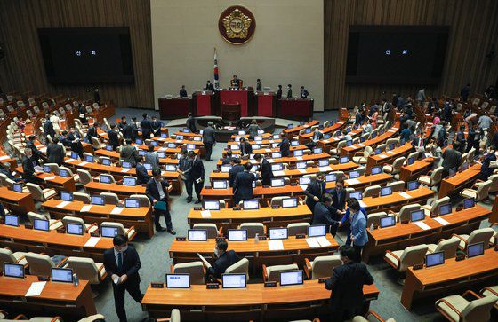 지난 4일 오후 서울 여의도 국회에서 열린 제380회국회(임시회) 제8차 본회의에서 여야 의원들이 산회가 선포되자 본회의장을 나서고 있다. [뉴스1]