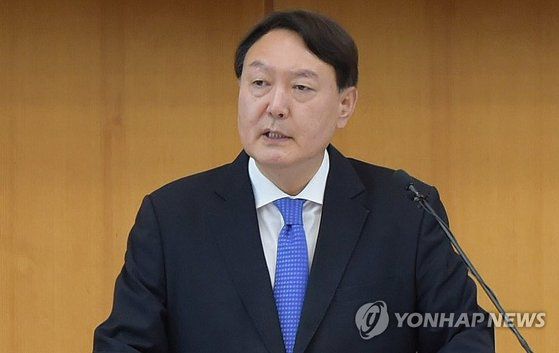 윤석열 검찰총장이 지난 3일 서울 서초구 대검찰청에서 열린 신임검사 신고식에서 발언하고 있다. 이날 윤 총장은 "부정부패와 권력형 비리를 외면하지 않고 당당히 맞서야 한다"고 말했다. [연합뉴스]