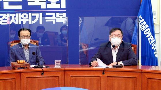 김태년 더불어민주당 원내대표가 21일 오전 국회에서 열린 최고위원회의에서 발언하고 있다. 왼쪽은 이해찬 민주당 대표. 회의실에 코로나19 감염 차단용 칸막이가 설치돼 있다. 뉴스1