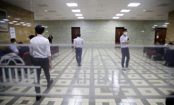 20일 서울 여의도 국회 내 정부 기관 관계자들의 업무공간이 신종 코로나바이러스 감염증(코로나 19) 확산에 따른 사회적 거리두기 강화조치로 책상 등 집기류 일부가 철거돼 있다. [연합뉴스]