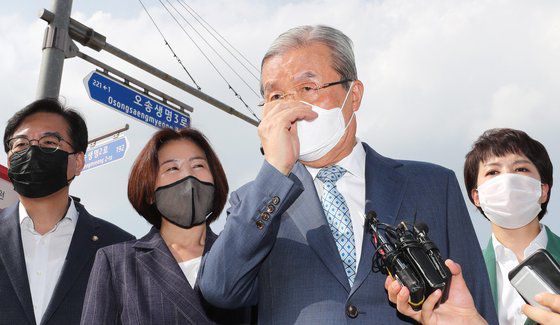 김종인 미래통합당 비상대책위원장이 21일 오후 충북 청주시 질병관리본부 방문을 마친 뒤 본부 앞 네거리에서 취재진의 질문을 받으며 마스크를 올려 쓰고 있다.   왼쪽부터 송언석, 김미애 의원, 김 위원장, 김은혜 의원.[연합뉴스]