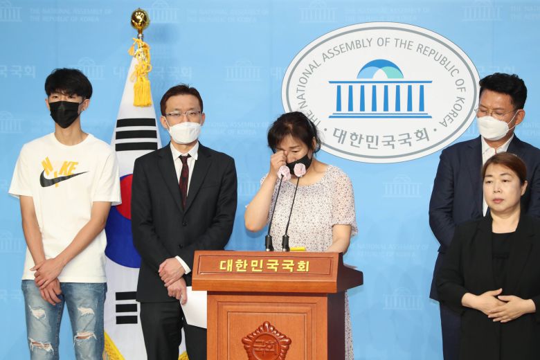 故 고유민 선수의 어머니가 20일 오전 서울 국회 소통관에서 기자회견을 열고 사망 의혹 관련 진상 규명을 촉구하고 있다. 중앙포토