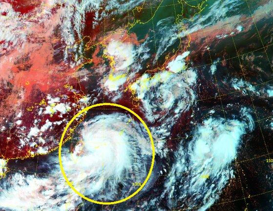 타이완 해상에 위치한 태풍 바비의 위성사진. 6시간 전에 비해 원형이 또렷하고 구름이 진해졌다. 자료 기상청