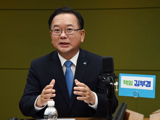 더불어민주당 당대표 경선에 출마한 김부겸 후보가 지난 18일 오후 서울 양천구 CBS사옥에서 진행된 CBS 라디오 ‘시사자키 정관용입니다’ 에 출연, 발언을 하고 있다. [국회사진기자단]