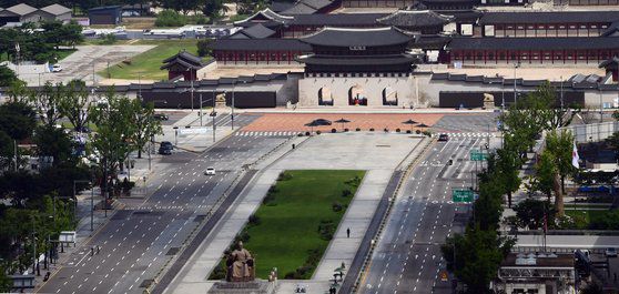 코로나19 확산으로 사회적거리두기 2단계가 발령되면서 23일 서울 광화문 일대 도로가 텅 빈 모습을 보이고 있다. [뉴스1]