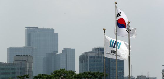서울 서초구 대검찰청에 걸린 검찰 깃발 뒤로 삼성 서초사옥이 보이고 있다. [뉴스1]
