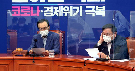 이해찬 더불어민주당 대표가 21일 오전 국회에서 열린 최고위원회의에서 발언하고 있다. 민주당은 회의실을 감염 차단용 칸막이를 설치했다. [뉴스1]