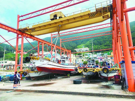 기상청은 23일 대만 동북동쪽 해상에서 북상 중인 제8호 태풍 ‘바비’가 오는 26~27일 한반도를 관통할 것으로 예보했다. 이날 오전 태풍 소식을 접한 전남 가거도에서 주민이 어선을 육지로 옮기고 있다. [연합뉴스]
