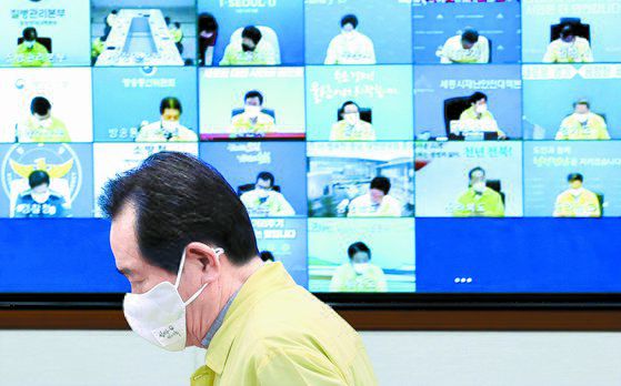 정세균 국무총리가 23일 오후 정부서울청사에서 열린 신종 코로나바이러스 감염증(코로나19) 대응 중앙재난안전대책본부 회의를 주재하기 위해 영상회의실로 입장하고 있다. [연합뉴스]