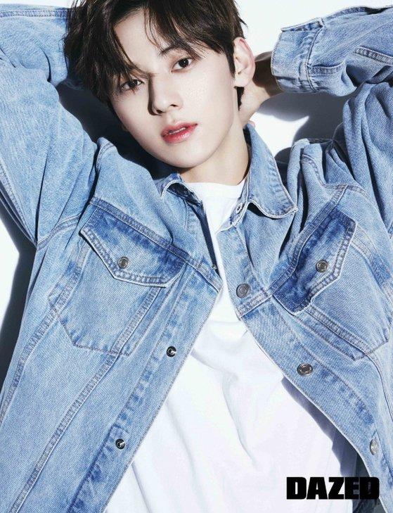 피부 메이크업 제품인 파운데이션을 광고하는 '랑콤'의 모델 뉴이스트 민현. 사진 랑콤