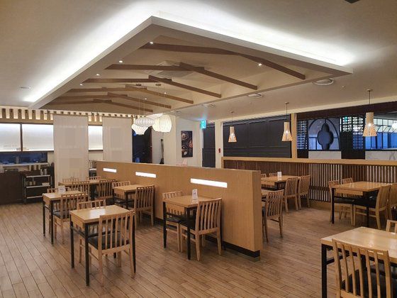 신종 코로나바이러스 감염증(코로나19)이 재확산한 이후 백화점을 찾는 발길도 줄었다. 24일 점심시간 서울의 한 백화점 식당가에 입점한 식당이 텅 비어 있다. 추인영 기자