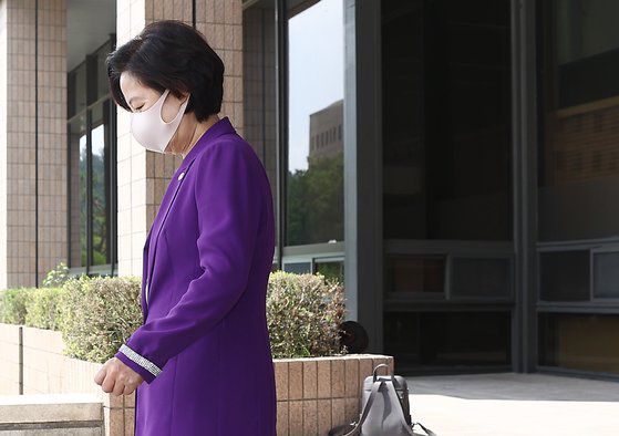 추미애 법무장관이 24일 검찰인사위원회가 열리고 있는 정부과천청사 법무부에서 나오고 있다. [연합뉴스]