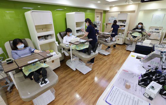 24일 오후 서울 종로구 헌혈의 집 대학로센터에서 정부의 의료정책에 반대하며 무기한 파업에 돌입한 서울대학교병원 전임의들이 헌혈 릴레이 캠페인을 하고 있다. 연합뉴스