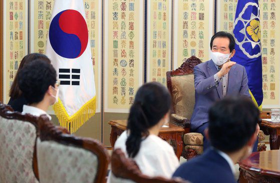 정세균 국무총리가 23일 오후 서울 종로구 정부서울청사 접견실에서 파업에 들어간 대한전공의협의회 대표단과 면담하고 있다. 뉴시스