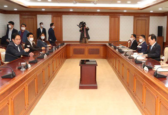 정세균 국무총리가 24일 서울 종로구 정부서울청사에서 최대집 대한의사협회 회장 등 대한의사협회(의협) 회장단 면담을 하고 있다. 뉴시스