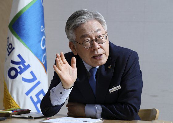 이재명 경기도지사는 24일 페이스북을 통해 2차 긴급재난지원금의 전 국민 지급을 주장했다. [중앙포토]